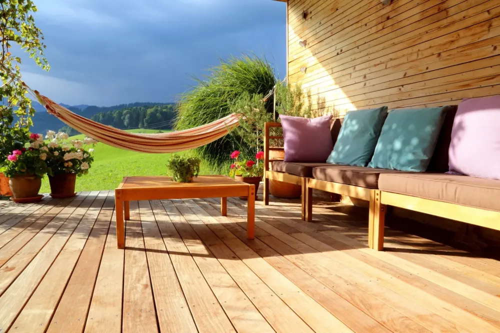 Terrasse en bois avec hamac